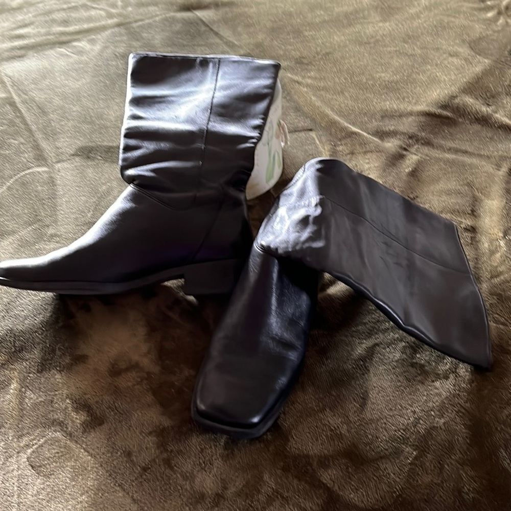 Naturalized boots comfortable like new. Leather